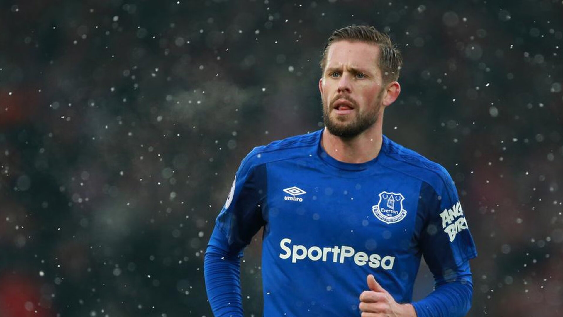 浓眉哥在西班牙队比赛中惊险取胜，出色防守引发热议！